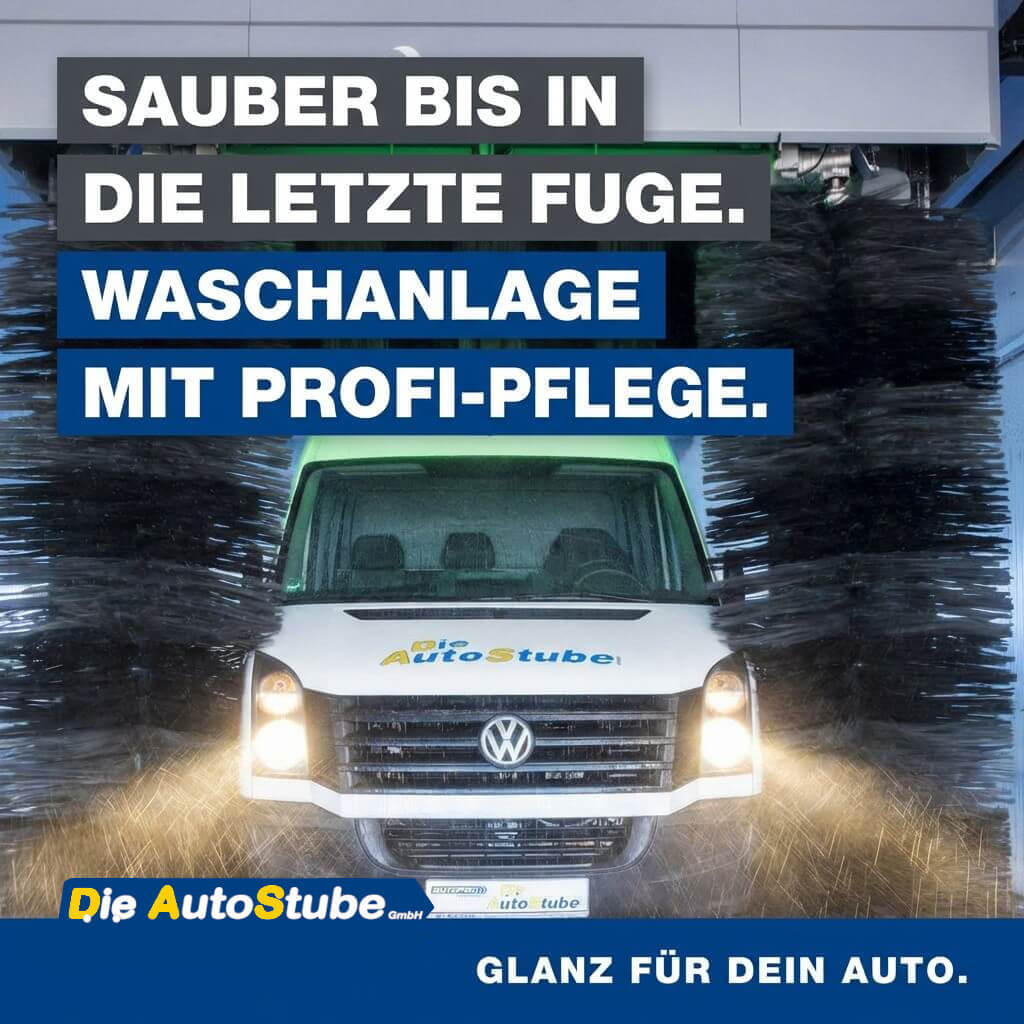 GenKI-Bild: Quadratisches Social-Media-Motiv einer laufenden Waschanlage mit Auto, links darüber weiße Headline auf dunkelgrauen und blauen Balken, unten ein blauer Streifen mit autopro-Logo und Claim „GLANZ FÜR DEIN AUTO.“